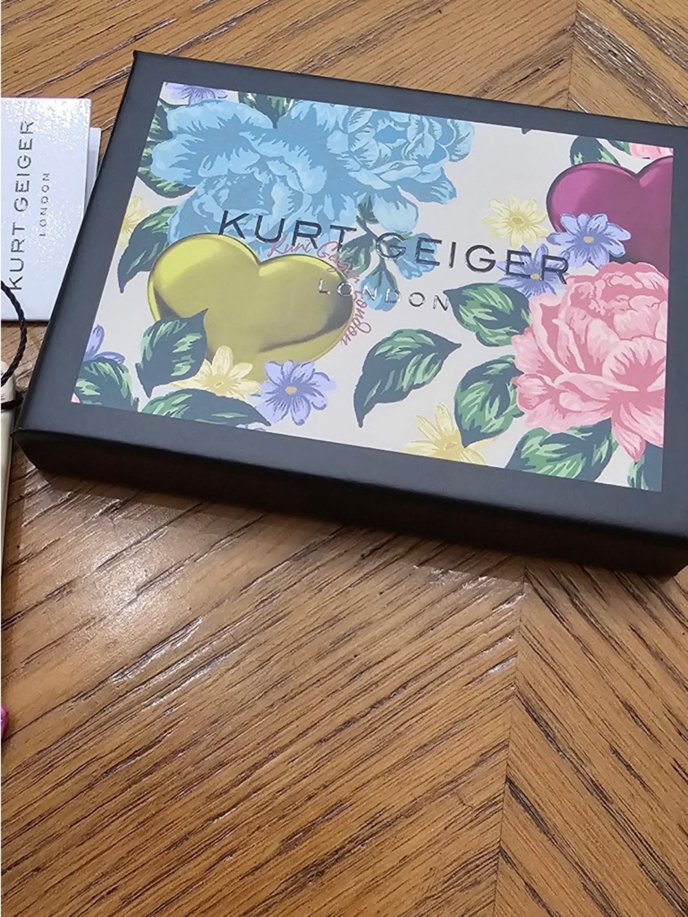 Kurt Geiger Floral Card Holder with Pink Metallic LOVE Accent - Picture 4 of 8